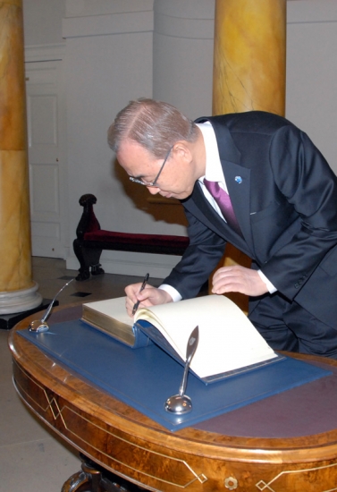 4. UN Secretary-General Ban Ki-moon signs in at the State Apartments, Dublin Castle to present a lecture entitled:  “The UN at 70:  Looking back, Looking Forward”